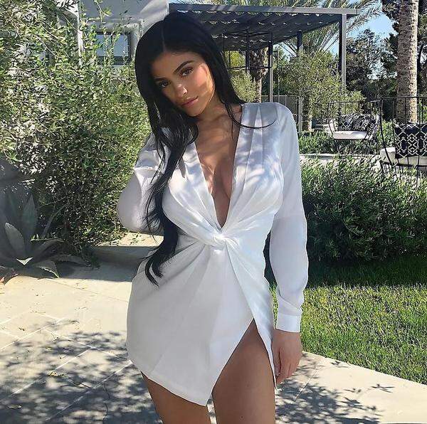 Sehen wir hier eine werdende Mutter? Seit dem Wochenende machen Gerüchte die Runde, dass Kylie Jenner - jüngster Spross der Kardashian-Jenner-Familie, bekannt aus der Fernsehserie "Keeping Up With the Kardashians" - ein Kind erwartet.