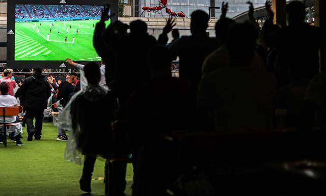 Wenn England am Sonntag gegen Spanien um den Titel bei der Fußball-EM kämpft, dürfen die Menschen im Land länger in den Pubs und Bars bleiben. (Archivbild)