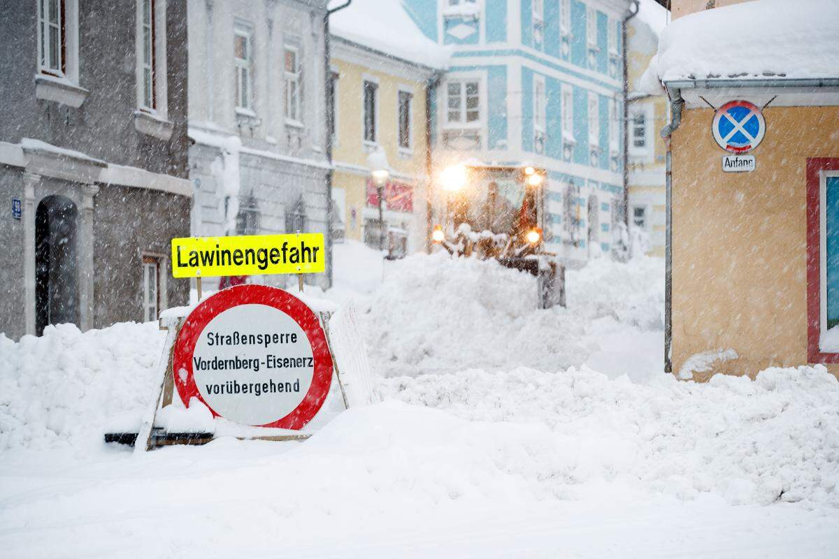 Zahlreiche Straßen sind gesperrt. Bei drohenden Lawinenabgängen und nicht geräumte Straßen sind Autofahrten vielerorts höchst gefährlich.