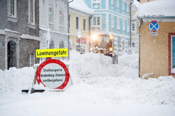 Zahlreiche Straßen sind gesperrt. Bei drohenden Lawinenabgängen und nicht geräumte Straßen sind Autofahrten vielerorts höchst gefährlich.