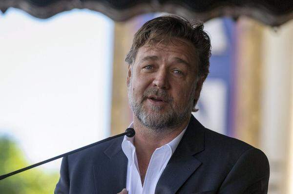 Der Schauspieler Russell Crowe richtete sich in seiner Botschaft direkt an den Verstorbenen: "Ich habe deine Musik geliebt. Ich habe dich geliebt. Einer der größten Unterhaltungskünstler, der je gelebt hat." 