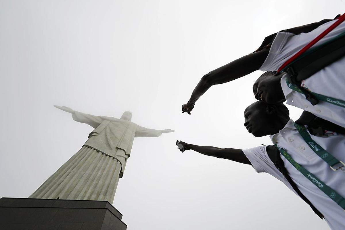 Athleten treten unter der olympischen Flagge im Flüchtlings-Team an.
