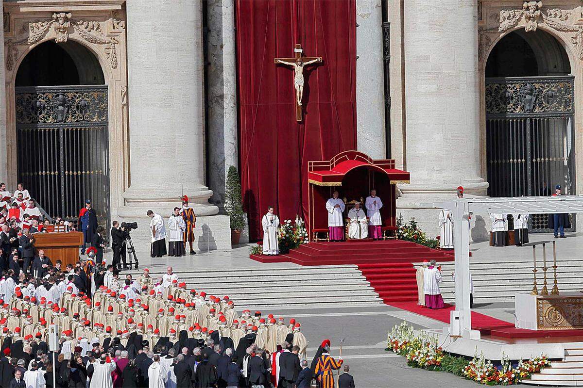 Auf dem Petersplatz in Rom fand am Dienstag die feierliche Messe statt, bei der Papst Franziskus offiziell in sein Amt eingeführt wurde.