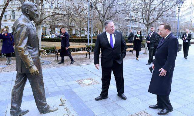 US-Außenminister Mike Pompeo vor der Ronald-Reagan-Statue am Budapester Szabadsag-Platz. 