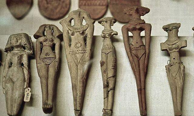 Stylized female figurines Cairo Museum Egypt Late XIII Dynasty XVII Dynasty Hyksos Period Second