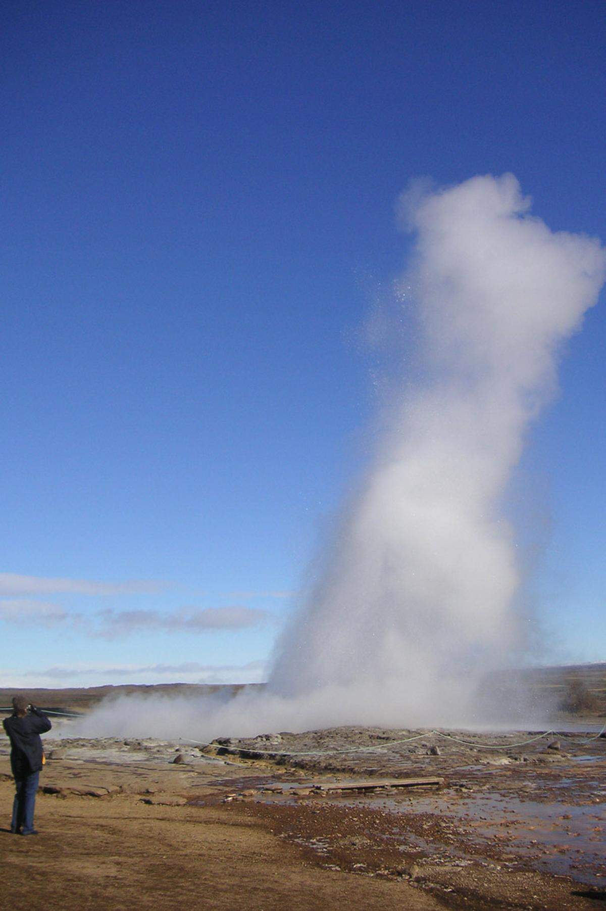 Ganz im Gegensatz zu Strokkur („Butterfass“), gleich nebenan. Auf Strokkur kann man sich verlassen, er zischt alle 3-7 Minuten nach oben, und er ist der wahre Touristenmagnet. Nicht so hoch wie der Große Geysir ist Strokkur ein total vertrauenswürdiger Typ: 20 Meter geht seine Fontäne mindestens nach oben. Martin Amanshauser, LOGBUCH WELT, 52 Reiseziele, www.amanshauser.at