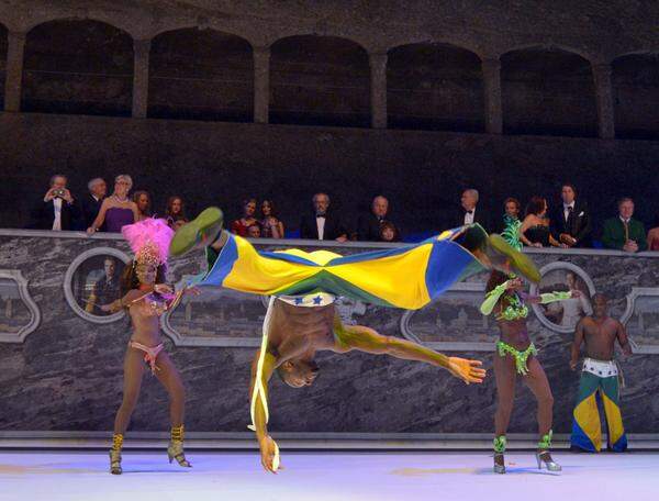 Stilwechel zu Mitternacht: Eine Samba-Show heizte den Gästen ein.