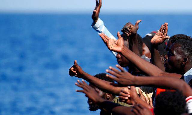 Archivbild von der italienischen Insel Lampedusa.  Die "Mare Jonio" wurde nach Rettung von 30 Menschen dort beschlagnahmt.