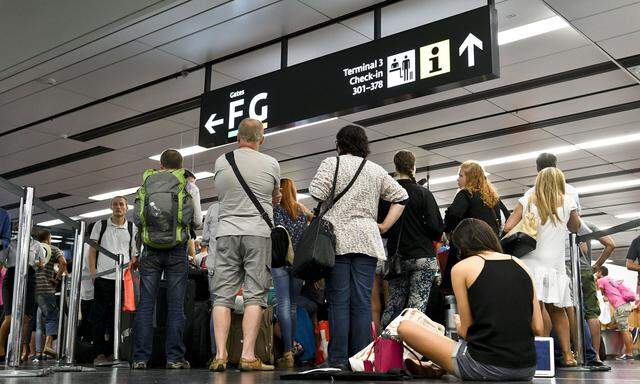 CHAOS AM FLUGHAFEN WIEN WEGEN TECHNISCHEN PROBLEMEN