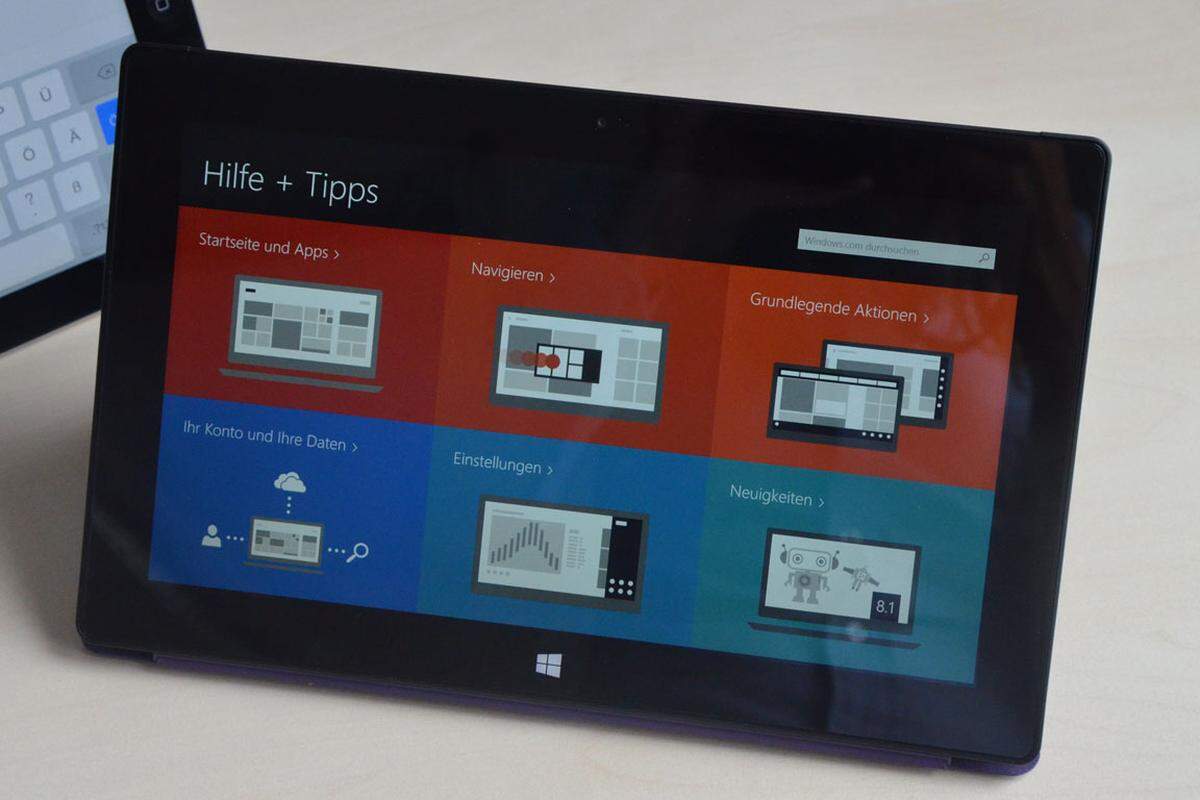Dass Windows 8 nicht ganz selbsterklärend ist, musste auch Microsoft einsehen. Deshalb gibt es eine ganz entscheidende Neuerung in Windows 8.1: Eine Hilfe-App. Sie ist ganz rasch zu finden, indem man einfach bei der Suche "Hilfe" eintippt. Das Menü ist übersichtlich und ...