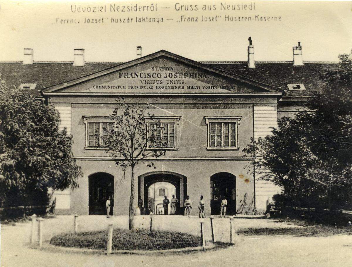 Eine historische Aufnahme der Husaren-Kaserne.