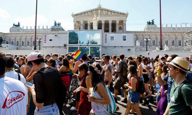 Die 26. Ausgabe der Wiener Regenbogenparade ist am Samstag nach zwei Jahren Pandemie-Pause wieder in voller Größe über die Bühne gegangen