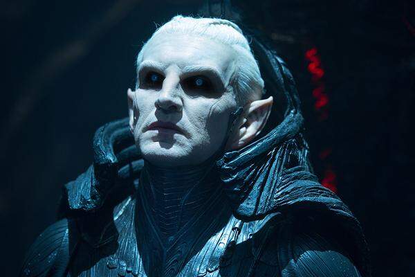 Der Antagonist in "Thor: The Dark World" (hierzulande übrigens unter der Bezeichnung "The Dark Kingdom" in den Kinos) ist Malekith, der Anführer der Dunklen Elfen. Er wird von Christopher Eccleston (im Bild; "Doctor Who") verkörpert. Der bei Marvel-Fans besonders populäre Loki - Tom Hiddleston mimt einmal mehr Thors ambivalenten und zynischen Adoptivbruder - kommt im 3-D-Film ebenso eine zentrale Rolle zu.