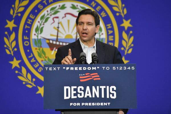 Ron DeSantis: Nach dem pannenreichen Start seiner Kampagne auf Twitter am 25. Mai hat sich der Gouverneur von Florida in einer Reihe von Schlüsselfragen rechts von Trump positioniert. DeSantis hat Gesetze unterzeichnet, die neue Abtreibungsbeschränkungen und eine weitere Lockerung der Waffengesetze vorsehen. Er bezeichnet sich selbst als Trump, aber ohne das Drama, das den ehemaligen Präsidenten umgibt. In den meisten Umfragen rangiert er hinter dem Ex-Präsidenten. Sein Stern ist schon wieder im Sinken.