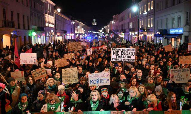 Demonstrantinnen in Warschau fordern ein liberaleres Recht auf Abtreibung.