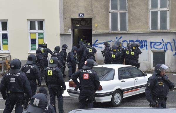  Die Einsatzkräfte machten sich am frühen Nachmittag daran, ihre Gerätschaften wegzuräumen.