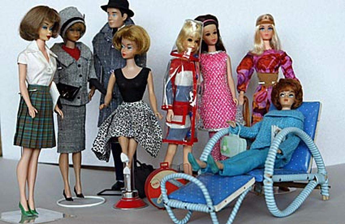 Und obwohl die berühmteste Anziehpuppe der Welt nun bereits ein halbes Jahrhundert unter uns weilt, sorgt Barbie auch heute immer noch für Furore. Vor allem, weil sich Frauen und Männer nicht einigen können, wen oder was Barbie präsentiert.