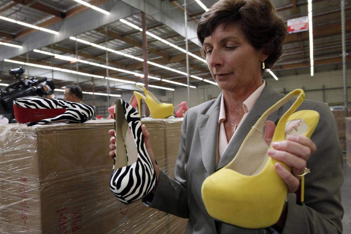 Erst vor wenigen Wochen wurden 22.000 Paar gefälschte Louboutin-Schuhe in Kalifornien aus dem Verkehr gezogen. Dies zeigt einmal mehr die Dimensionen des Handels mit gefälschter Ware auf.