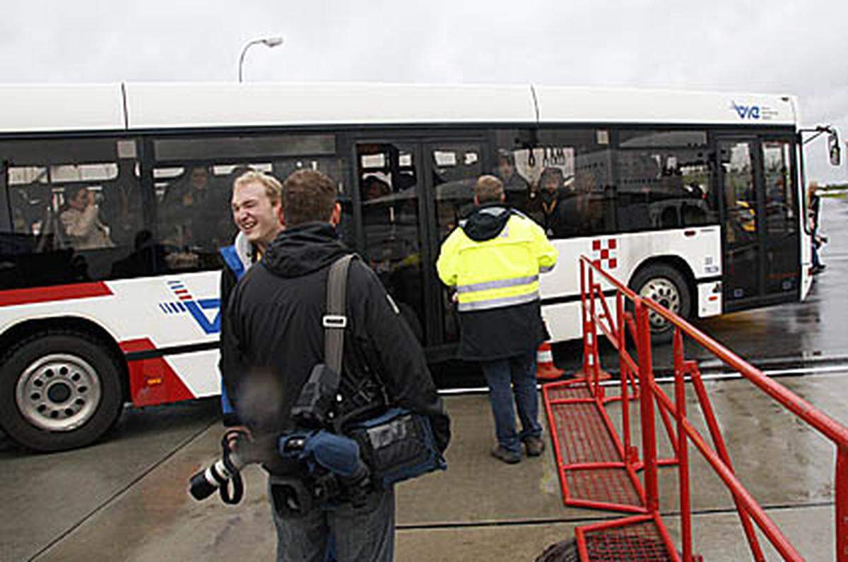 Endlich werden die ersten "Privilegierten" mit Bussen zur Maschine gebracht und dürfen diese teilweise auch von innen und außen genau begutachten. Die anwesenden Journalisten schauen dabei durch die Finger und müssen weit entfernt warten.