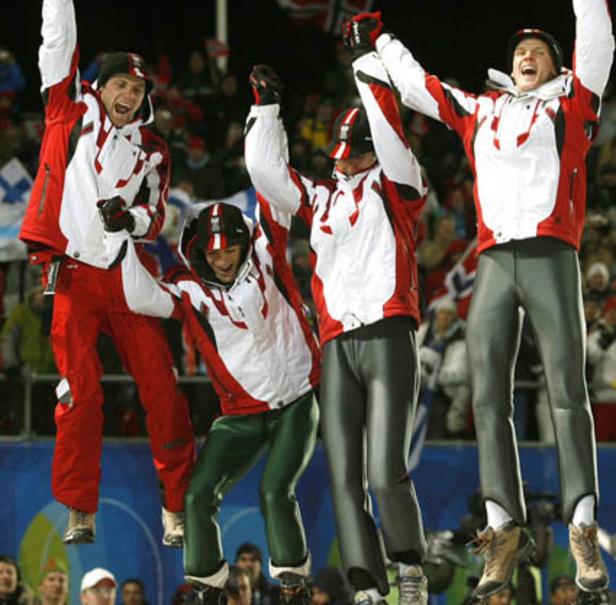 Thomas Morgenstern (ganz rechts) und Andreas Kofler (2. v. links) waren auch schon im Gold-Team vor vier Jahren in Pragelato/Turin. In Vancouver schrieb Morgenstern Olympia-Geschichte, hat er doch den legendären Toni Sailer mit seiner dritten Goldenen eingeholt.