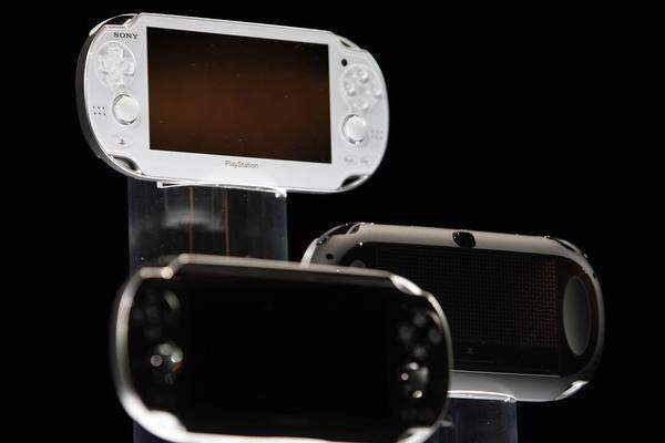 Die PSP gibt es in den unterschiedlichsten Farbvarianten. Bei der Vita sind zu Beginn Schwarz und Weiß verfügbar.