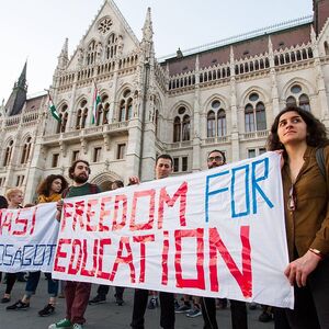 Der Ruf der Demonstranten nach Freiheit für Bildung blieb im ungarischen Parlament ungehört.
