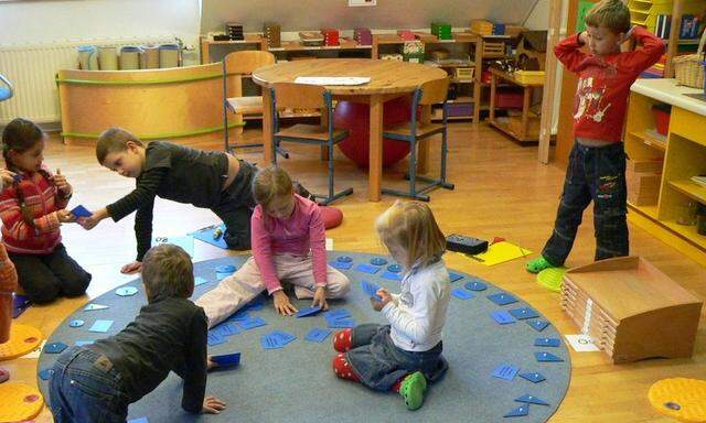 In Montessorischulen werden Kinder ermuntert, in einer vorbereiteten Umgebung nach eigenen Interessen und in eigenem Tempo selbstständig zu lernen.