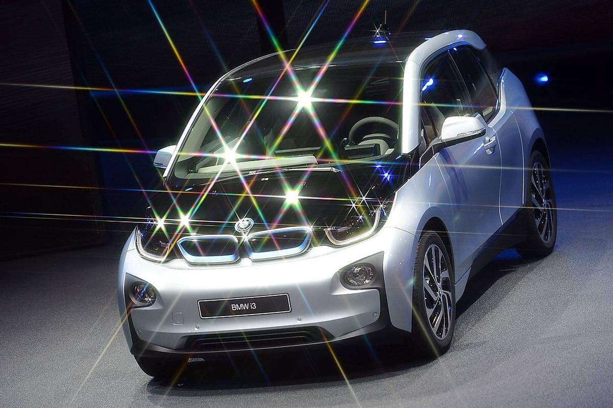 Der Premium-Hersteller BMW geht das Thema Elektroauto mit etwas mehr Realitätssinn als Audi (wo deswegen bereits ein Vorstand gefeuert wurde) an. Der i3 beschleunigt zwar wie ein Sportwagen, ist aber keiner. Obwohl: 170 PS sind für ein 1,2-Tonnen-Auto – leichter als ein Golf – schon vielversprechend.