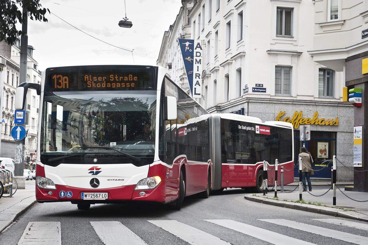 Mehr Platz In die bisherigen Busmodelle konnten sich zu Spitzenzeiten rund 75 Passagiere quetschen, die neuen Gelenkbusse bieten Platz f&uuml;r 128 Fahrg&auml;ste, davon 43 Sitzpl&auml;tze. &gt;&gt; Zum Bericht