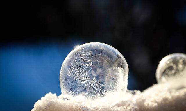 Winterzeit am 11.02.2021 in Karlsruhe (Baden-W�rttemberg), Germany Gefrorene Eisblumen in einer eingefrorenen Seifenbla