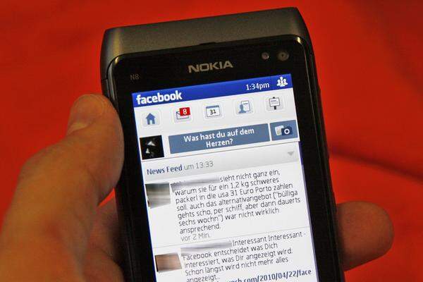 Über das Social-Network-Widget lässt sich beim N8 direkt auf Facebook oder Twitter zugreifen. Äußerst sympathisch wirkt dabei Nokias Übersetzung von "What's on your mind?". Ansonsten bietet die Anwendung keine Überraschungen.