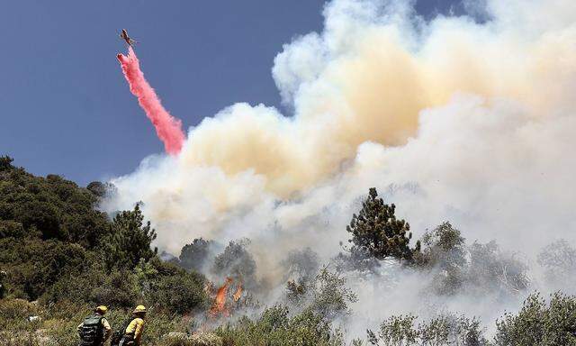 (200803) -- LOS ANGELES, Aug. 3, 2020 -- Firefighters battle against a wildfire in Riverside County of Southern Califor