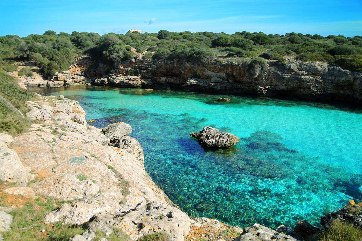 Romantische Olivenhaine, einsame Buchten, rustikale Fischerdörfer und atemberaubende Bergketten hat die Baleareninsel zu bieten.