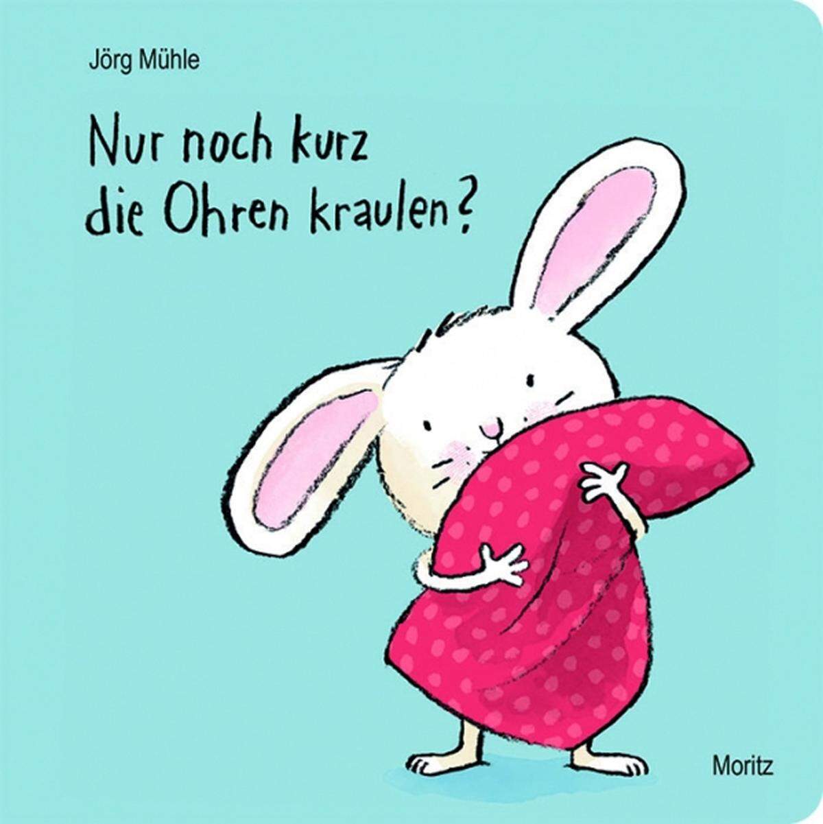 Ein gutes Kinderbuch bringt ein Kind dazu, in die Geschichte wirklich einzutauchen. Sie beinahe physisch spürbar zu machen. "Nur noch kurz die Ohren kraulen?" zeigt, wie einfach so etwas möglich ist - ganz ohne batterienbetriebene Geräuschkulisse oder Klappen. Der kleine Hase in der Geschichte braucht einfach nur etwas Hilfe vom kleinen Leser. Das funktioniert etwa so: "Der Schlafanzug liegt bereit. Klatsch in die Hände - schon hat es ihn an." Das Pappbuch von Jörg Mühle ist entzückend. Und bei einem derart kooperativen Hasenkind kann man auch für das eigene das Beste fürs Schlafengehen hoffen. Erschienen im Moritz Verlag. Alter: Ab zwei Jahren.      