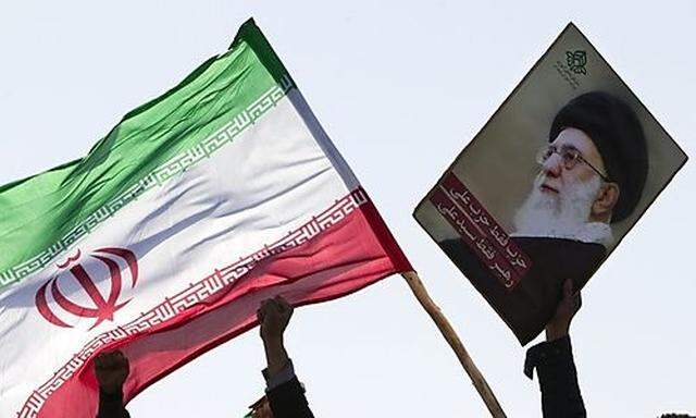 Archivbild: Iranische Flagge und ein Bildnis des geistlichen Führers Ayatollah Ali Khamenei
