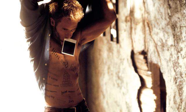 I Remember Productions / DR MEMENTO (MEMENTO) de Christopher Nolan 2000 USA avec Guy Pearce photographie, tatouages PUB