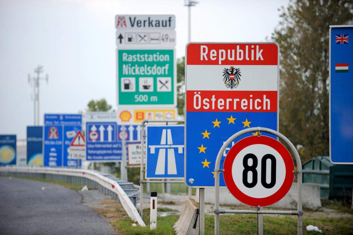 Weiter im Süden, in Nickelsdorf, ist Grenze wieder das, was Grenze immer war: Schilderwald, Autobahn . . .