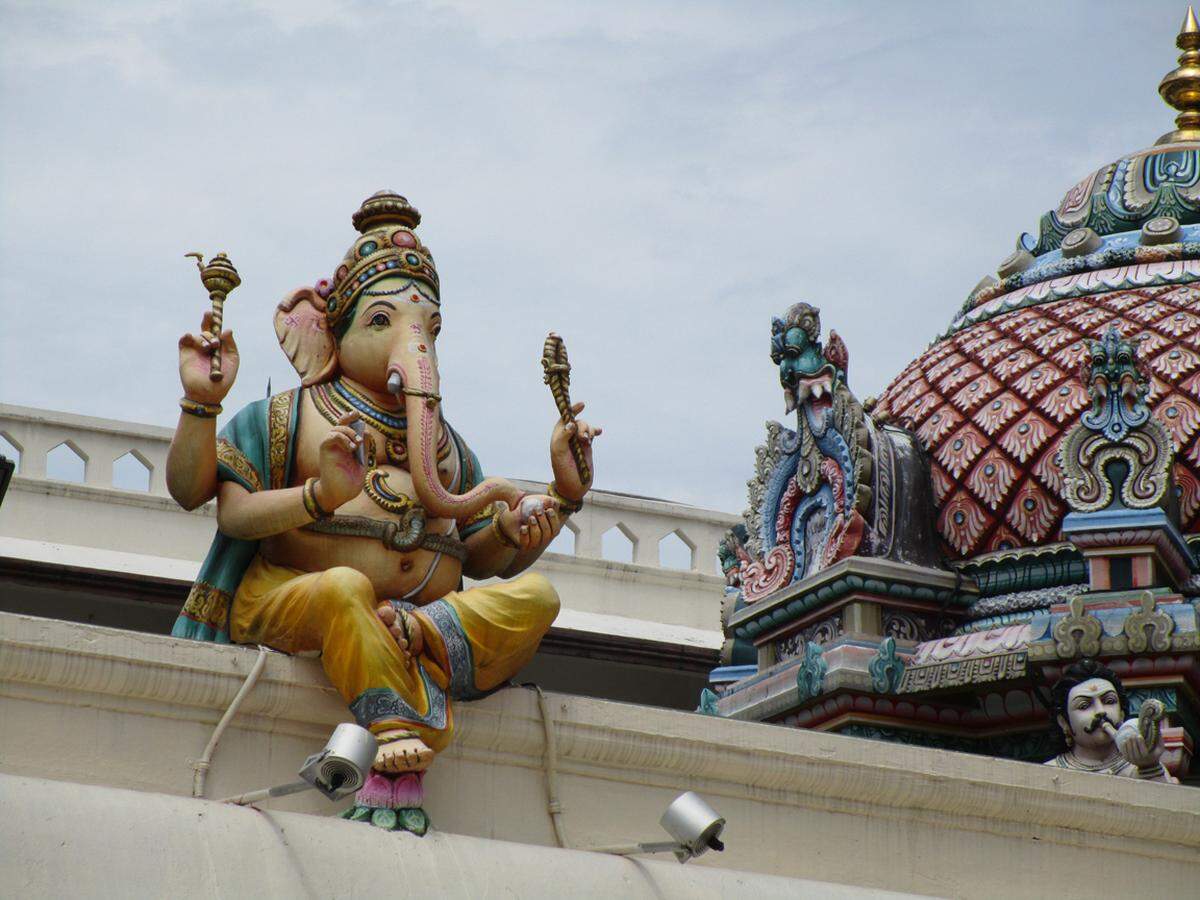 Wer die Schuhe nicht ausziehen möchte, kann von außen Ganesh (Ganesha), den Elefantengott besichtigen.Der Autor war eingeladen von Singapore Airlines. Flug mit Singapore Airlines via Frankfurt oder München (drei Mal täglich). Von dort fliegt die SilkAir nach Yangon oder Mandalay; günstiger Stopover-Aufenthalt in Singapur auf dem Weg nach Burma im Rahmen des „Singapore Stopover Holiday“-Programms; www.singaporeair.com