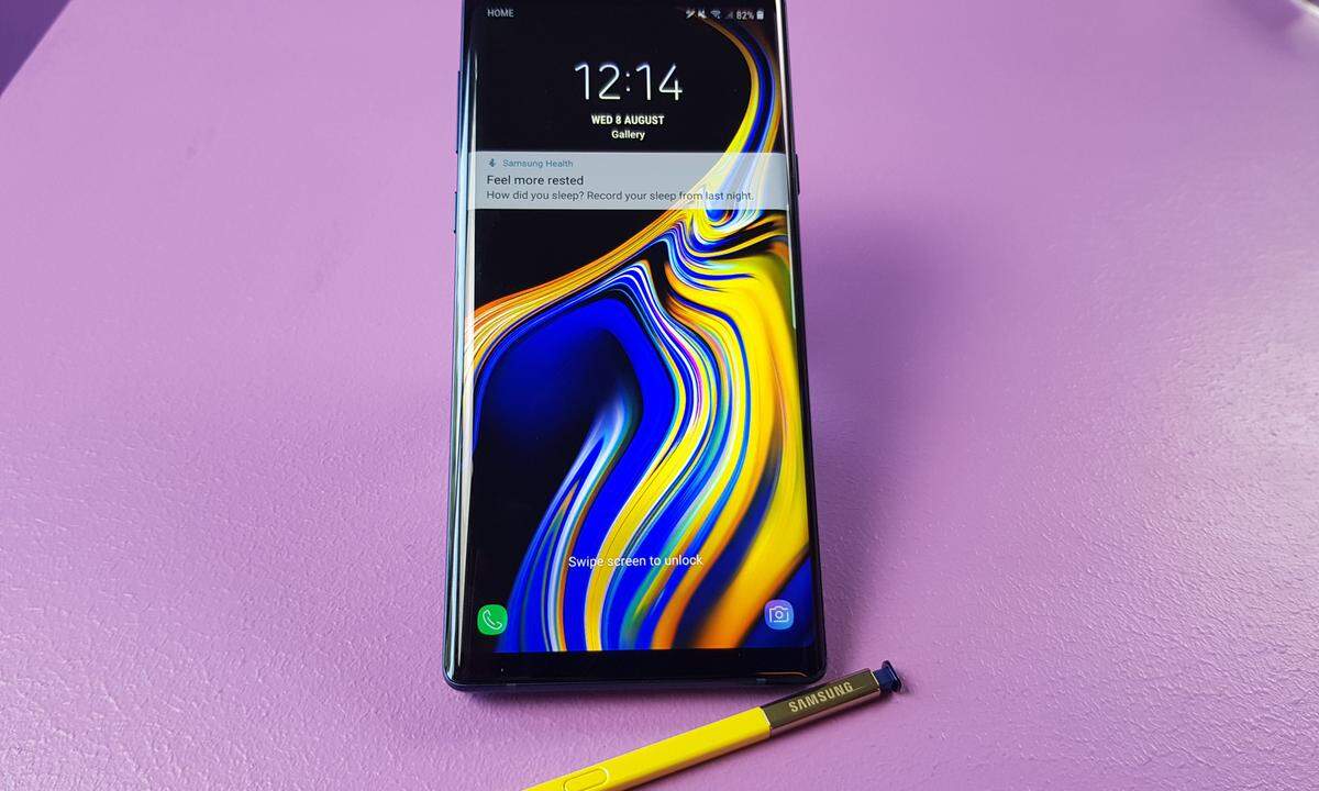 Das Galaxy Note 9 liegt besser in der Hand, ist schneller und bietet zahlreiche neue Funktionen - vor allem beim S Pen, dass es zu einem wirklich gelungenen Gerät macht. Der Preis von 1000 Euro in der 128-Gigabyte-Version ist knackig. Angesichts dessen, dass Samsungs Geräte aber am Markt sich schnell einpendeln, sollten Interessierte sich noch ein bisschen in Geduld üben, denn meist rutscht der Preis noch deutlich.