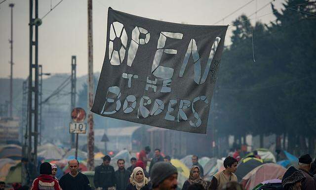 Flüchtlinge protestieren für ihre Weiterreise.