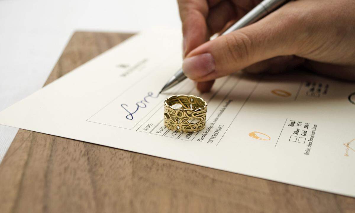 Handschrift. Marie Boltenstern machte mit 3-D-gedruckten Edelmetallkreationen von sich reden. Der nächste Schritt sind nun personalisierbare Schmuckstücke: Per „Konfigurator"-Software wird aus Schriftzügen oder Zeichnungen ein Schmuckunikat.