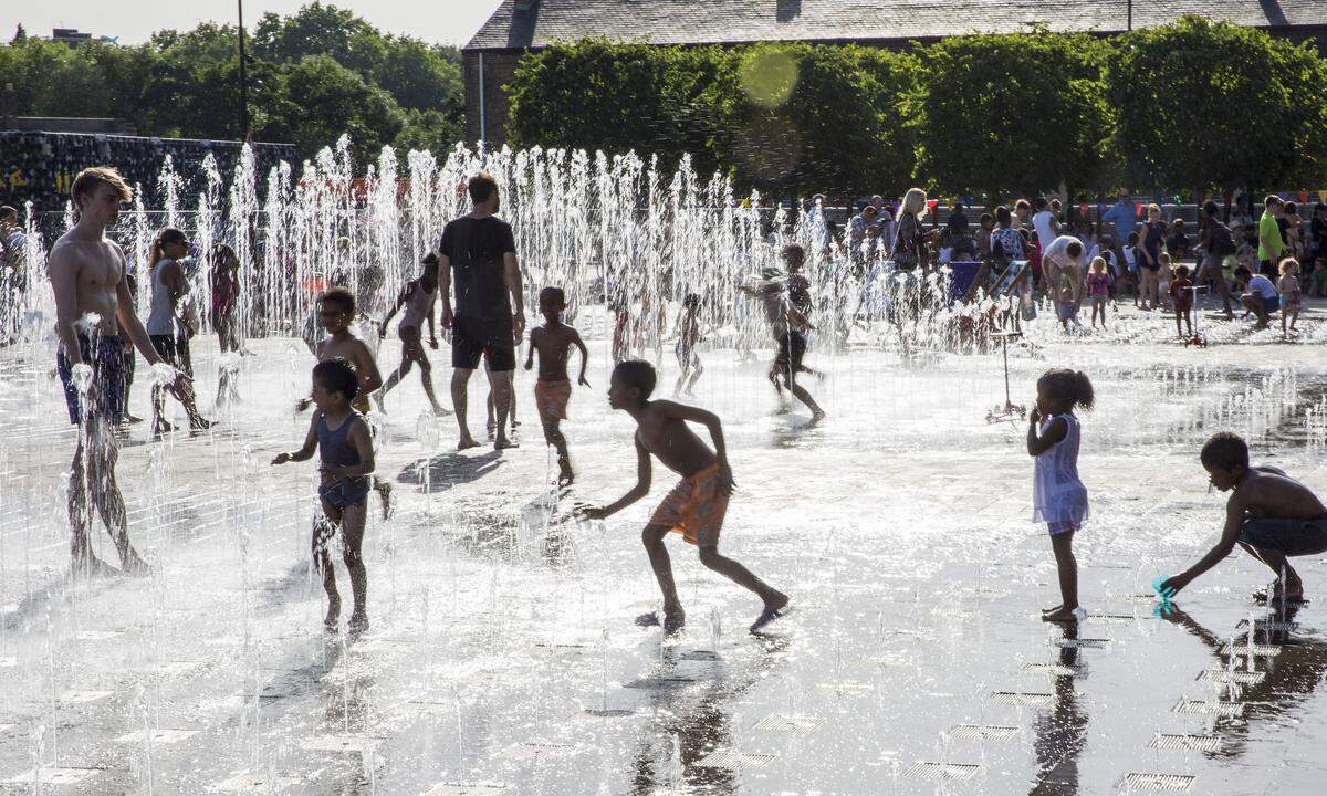 Wasser ist das verbindende Element des neuen Stadtteils, hier etwa auf einem Platz mit hunderten Fontänen.(c) John Sturrock