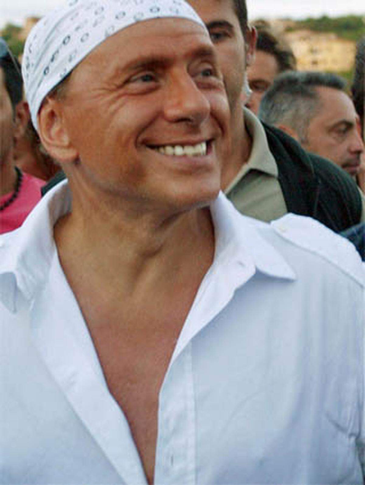 Eitle Politiker gibt es also wie Sand am Meer - einer übetrifft sie aber alle: Silvio Berlusconi. Italiens Ex-Premier ist stets auf eine "bella figura" bedacht. 2004 erregte er Aufsehen, als er den damaligen britischen Premier Tony Blair auf Sardinien im Piraten-Look empfing.