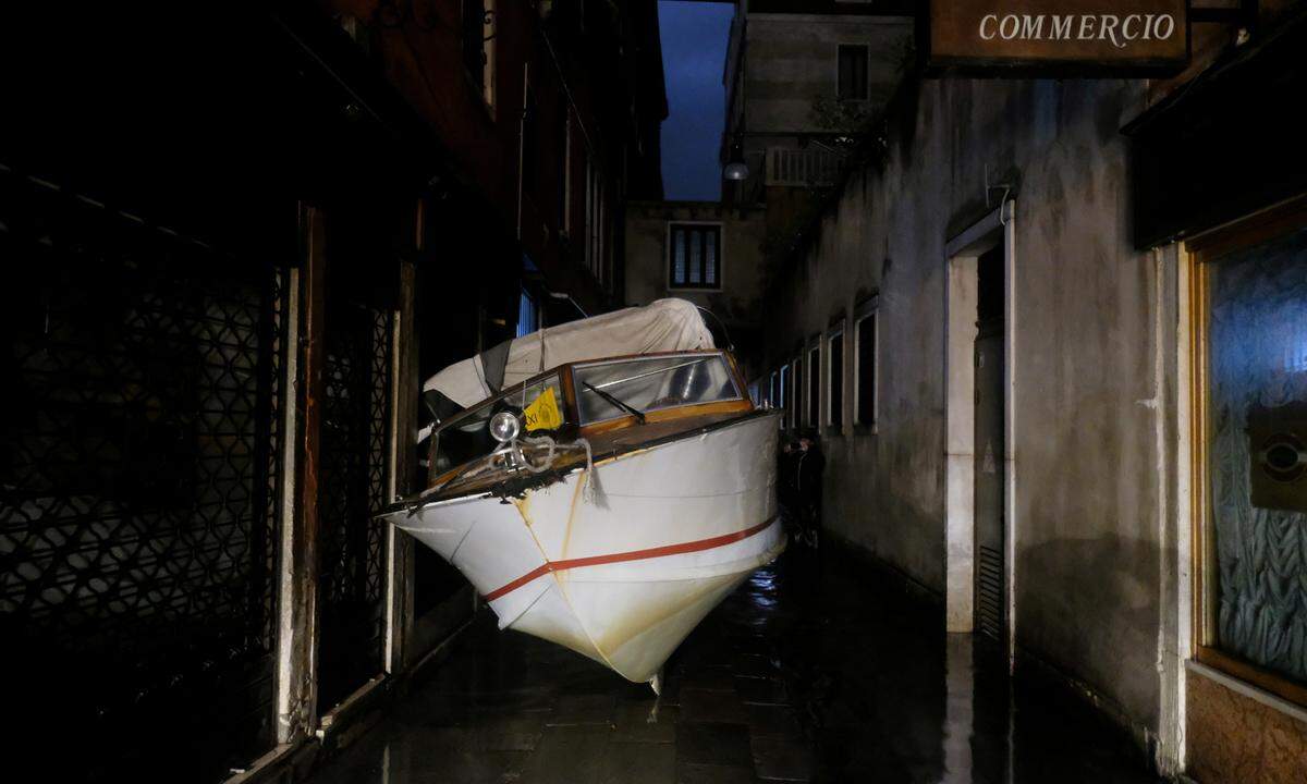 "Wir sind mit einer totalen, apokalyptischen Zerstörung konfrontiert und ich übertreibe nicht. 80 Prozent der Stadt ist unter Wasser. Die Schäden sind unvorstellbar und beängstigend", sagte der Präsident der Region Venetien, Luca Zaia, in einem TV-Interview am Mittwoch.