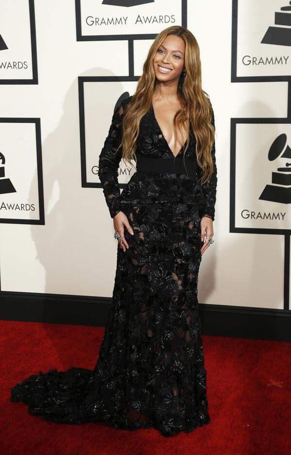 Beyoncé Knowles präsentierte sich einem semi-transparenten Kleid von Proenza Schoule.Die Sängerin konnte sich auch über zwei Grammys freuen: Der US-Popstar gewann mit dem gemeinsam mit ihrem Ehemann Jay-Z gesungenen Duett "Drunk in Love" in der Kategorie "Bester R&amp;B-Song", ihre Platte "Beyonce" erhielt die Auszeichnung in der technischen Kategorie "Bestes Raumklang-Album".