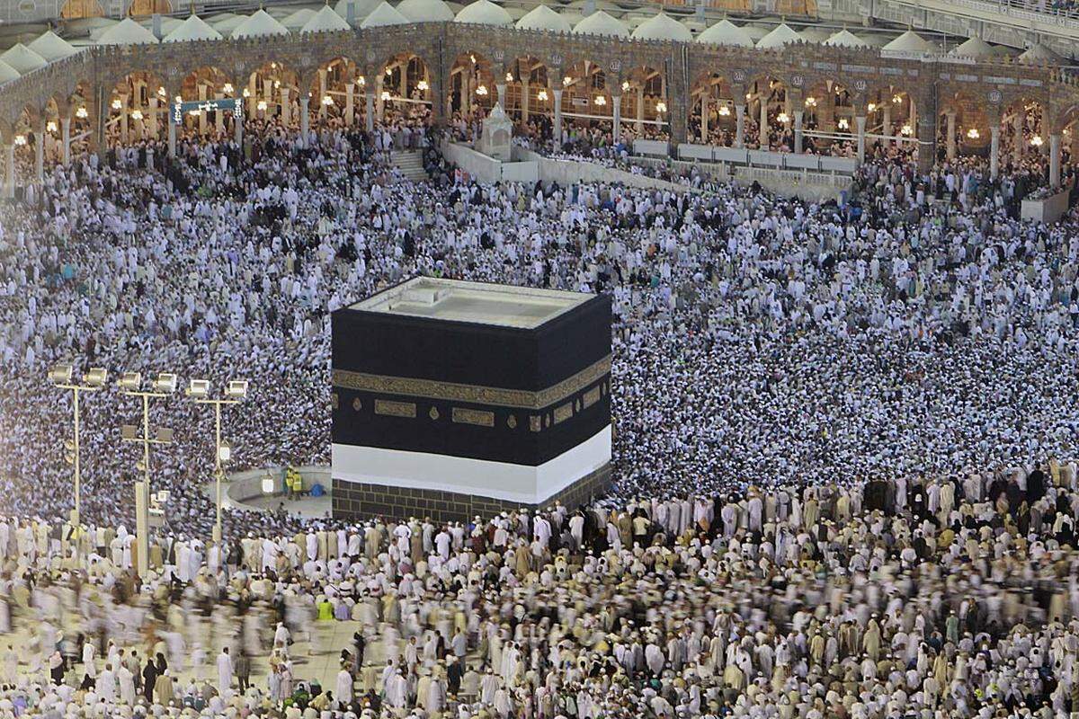 Der schwarze Stein befindet sich im südlichen Teil der sonst leeren "Kaaba" (arabisch für "Würfel"). Die "Kaaba" hat eine Seitenlänge von 15 Metern und wird mit einem schwarzen, goldbestickten Tuch jährlich neu eingehüllt. Nach islamischer Auffassung soll sie Adam erbaut haben. Nach ihrer Zerstörung durch die Flut zu Zeiten Noahs soll sie Abraham und sein Sohn Ismael als "Haus Gottes und der Menschen" wieder aufgebaut haben. Ab 400 n. Chr. lässt sich der "Kaaba"-Bau historisch belegen.
