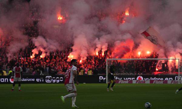 Nach dem schlechtesten Saisonstart seit fast 60 Jahren rasten die Ajax-Fans aus. Die Politik kontert. 