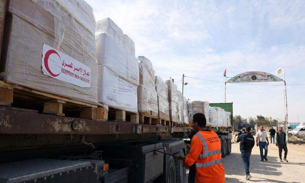 Erste Lkw mit Hilfsgütern am Grenzübergang Rafah.