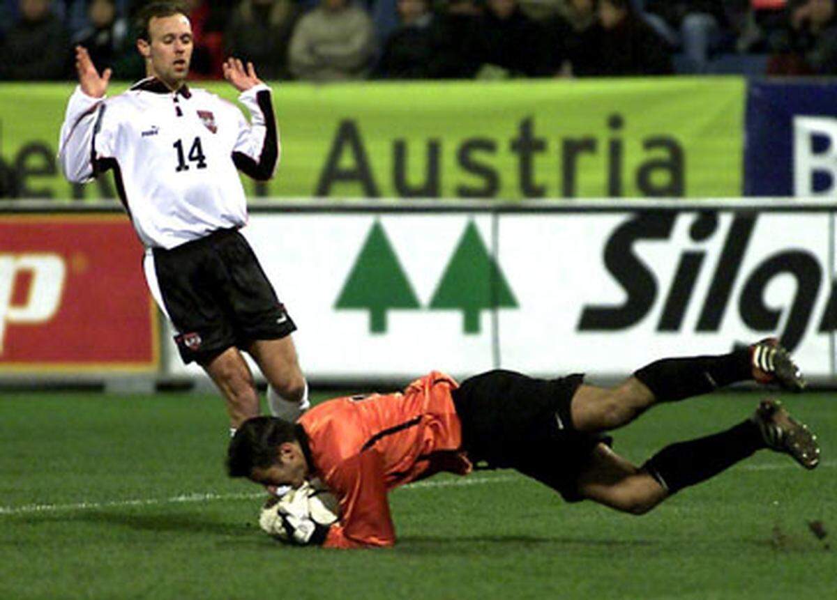 Auch der Sohn von Josef Hickersberger verdankte Hans Krankl sein Teamdebüt - im reifen Fußballeralter von 28 Jahren. Bei Krankls Premiere als ÖFB-Teamchef, dem 2:0 gegen die Slowakei im März 2002, durfte der "großartige Fußballer" und "enorm unterschätzte Universalspieler" - (c) Krankl - sieben Minuten mitwirken.