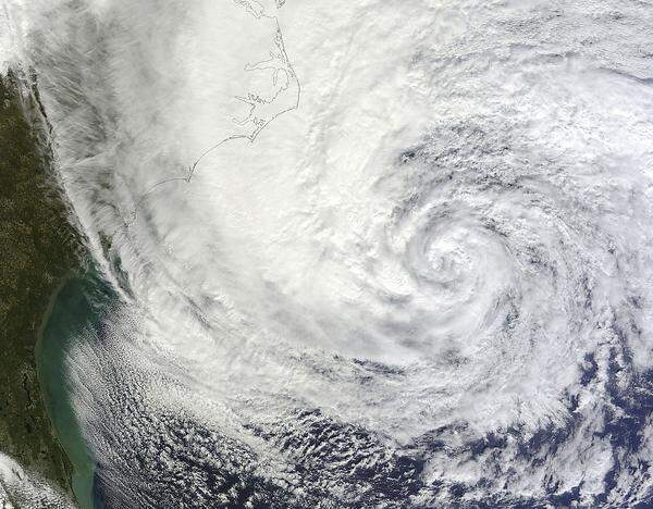 Übrigens: Tropische Zyklone, die auf der nördlichen Erdhalbkugel entstehen, drehen sich gegen den Uhrzeigersinn, im Süden ist es umgekehrt. Dieser Unterschied liegt an der Erdrotation und der Neigung der Erdachse. Im Bild: Hurrikan Sandy vor Florida, 2012